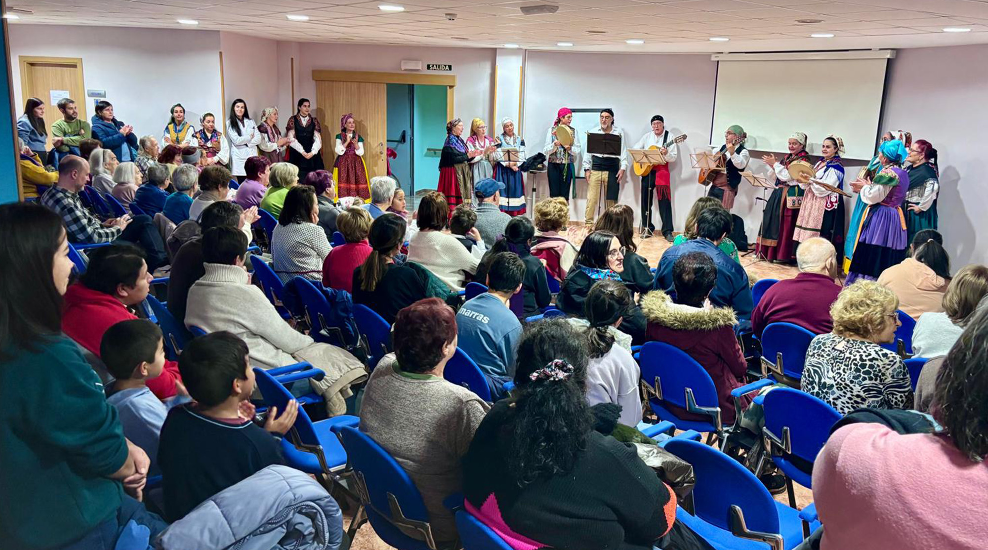 Celebración de Año Nuevo con grupo de baile y chocolatada